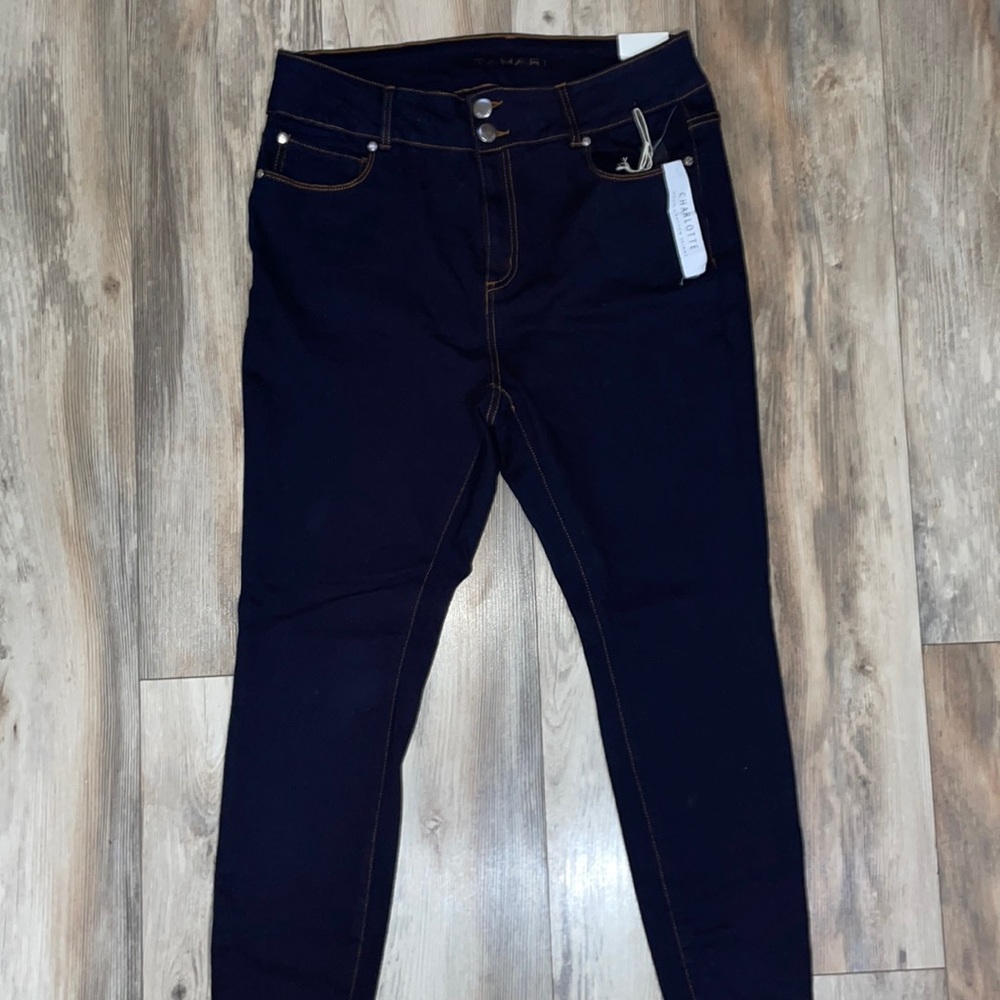 TAHARI Women’s Double Button Skinny Jeans. Size: 16W